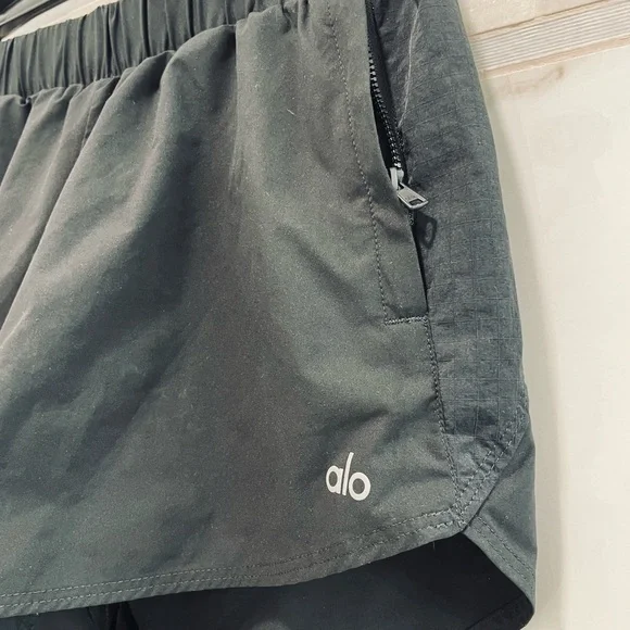 ALO Playmaker Dolphin Short zippered pockets - Picture 7 of 9